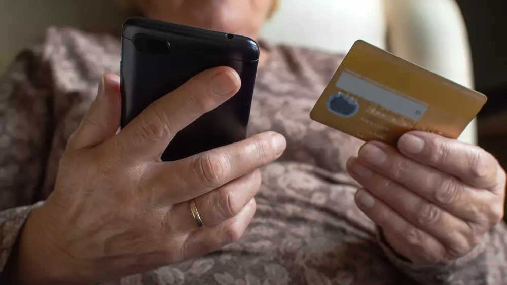 Акмолинская пенсионерка перевела более 10 миллионов тенге, поверив рекламе инвестпроекта