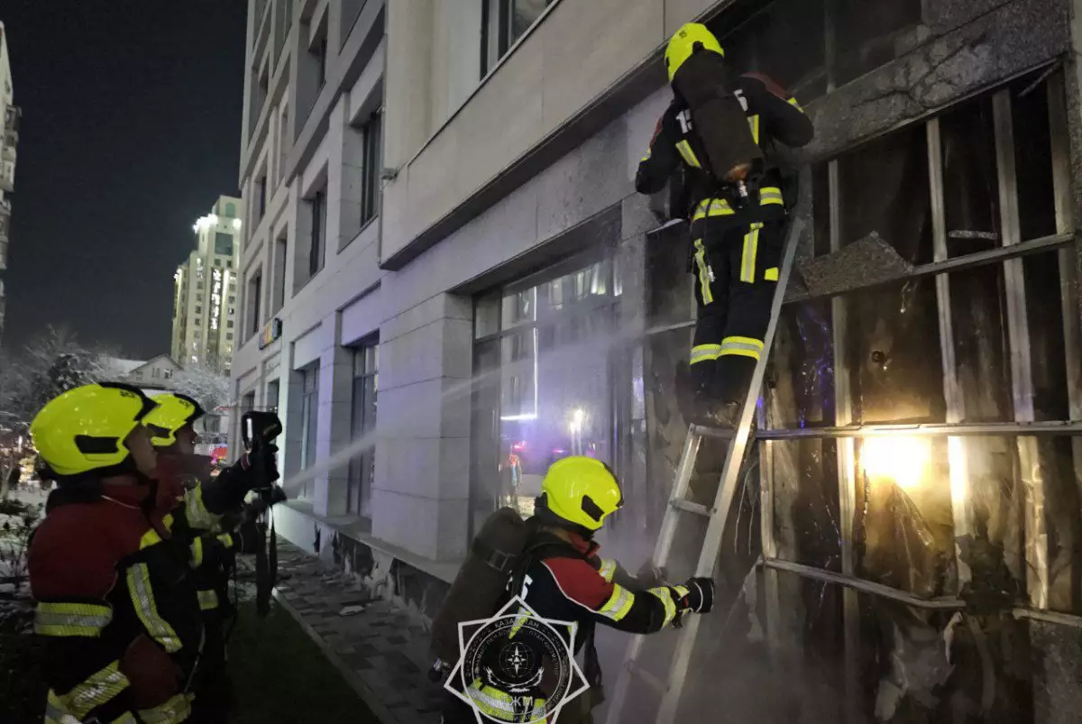 Жилой комплекс загорелся в Алматы