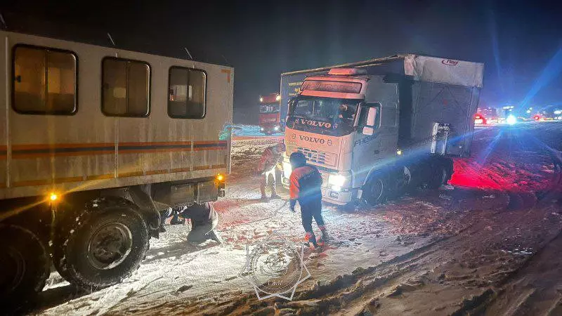 Қордай ауданында қар құрсауынан 50 жеңіл және 30 жүк көлігі шығарылды