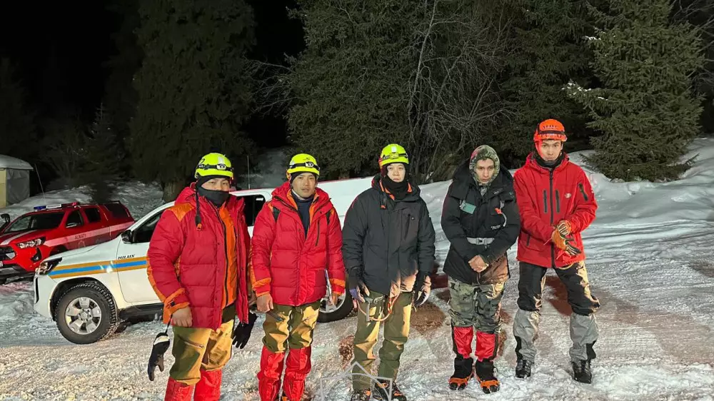 Фонарик спас жизнь застрявшему на скале туристу в горах Алматы