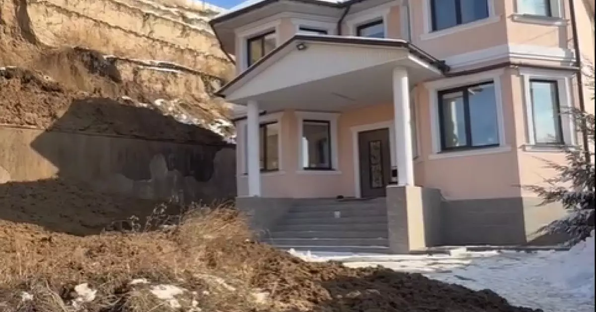  Талғар ауданында топырақ сырғып түсті: тұрғын үйлер мен көліктерге зақым келді 