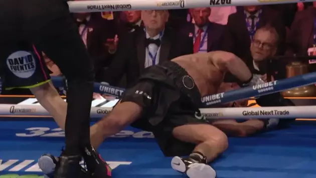 "Жүректі жаралаушы" чемпионды ринг сыртына ұрып құлатты. Нокаут видеосы