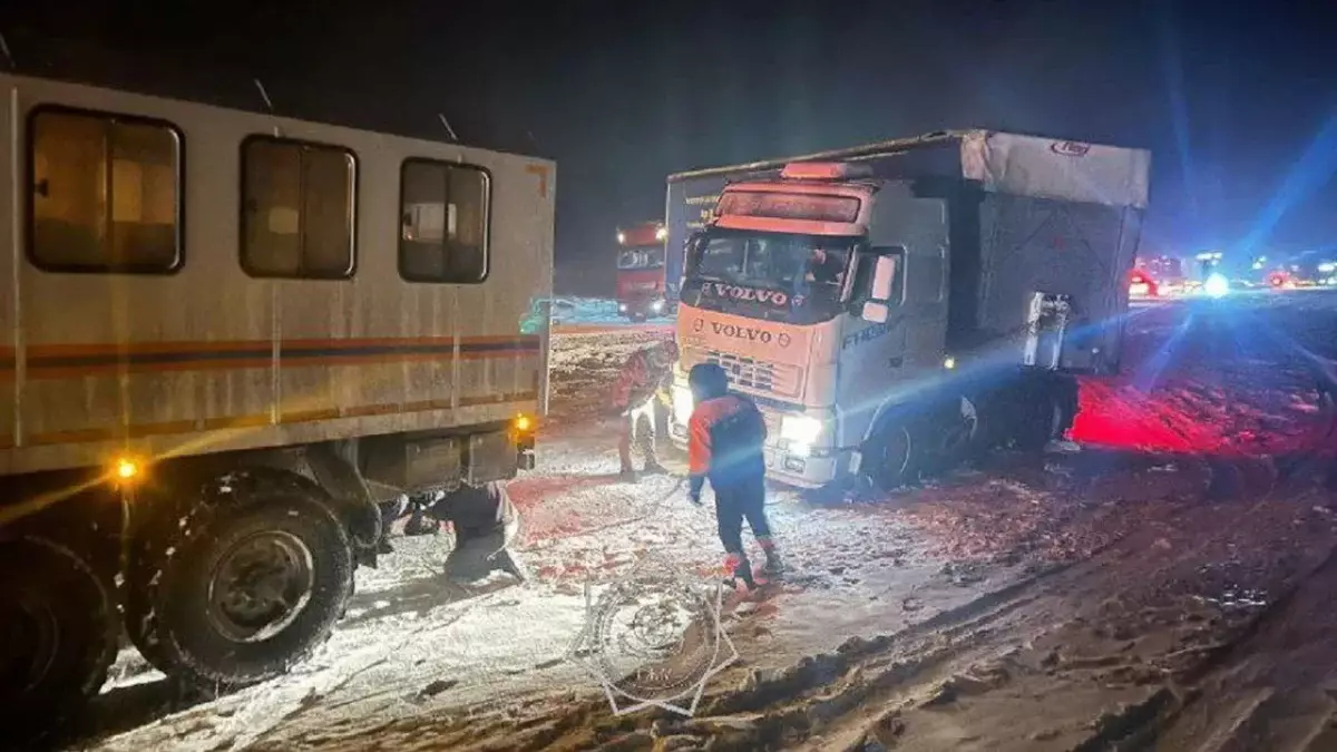 Из-за метели десятки автомобилей оказались в ловушке на перевале Кордай