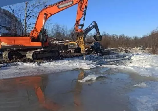 В шести областях Казахстана ведут санацию русел рек к паводковому периоду.