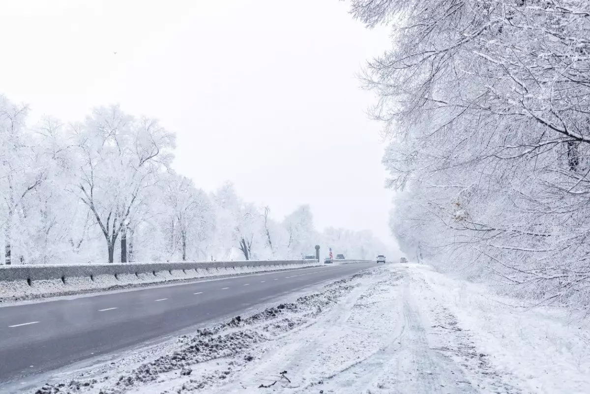 Водителям рекомендуют отложить дальние поездки в ряде областей