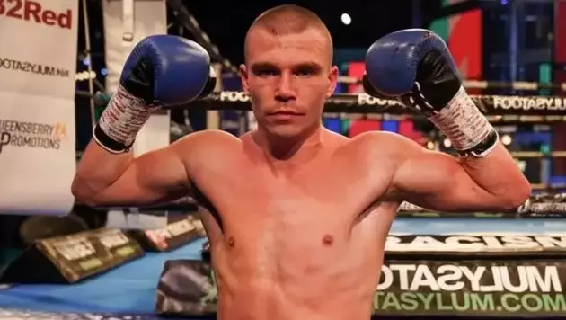 Тістеніп қалған боксшы екі нокдауннан кейін тұрып қарсыласын нокаутқа түсірді