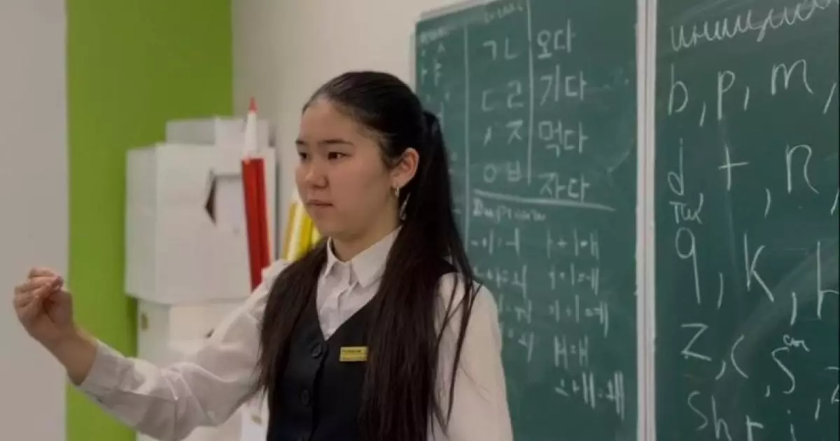  17 жастағы оқушы қыз 9 тілді меңгергенінің арқасында Астанадан пәтерге ие болды (ВИДЕО) 