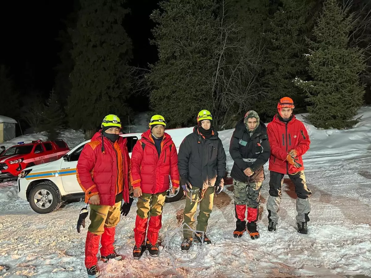 Рюкзак улетел в пропасть: турист застрял на скале в горах Алматы