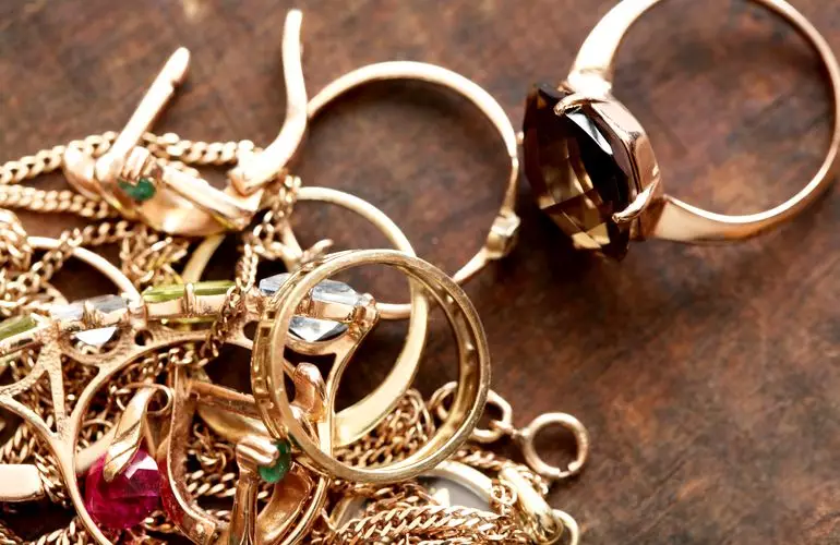 Элитные автомобили, недвижимость в ОАЭ, ювелирные изделия и миллиарды тенге: что нашли у владельца «Актив Ломбард»