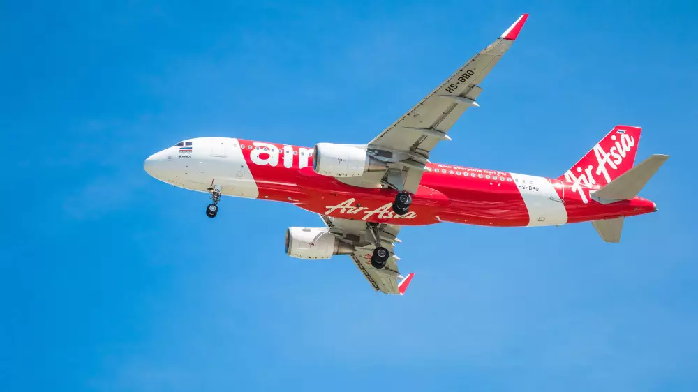 Самолет внезапно сменил курс над Тихим океаном и подал сигнал бедствия