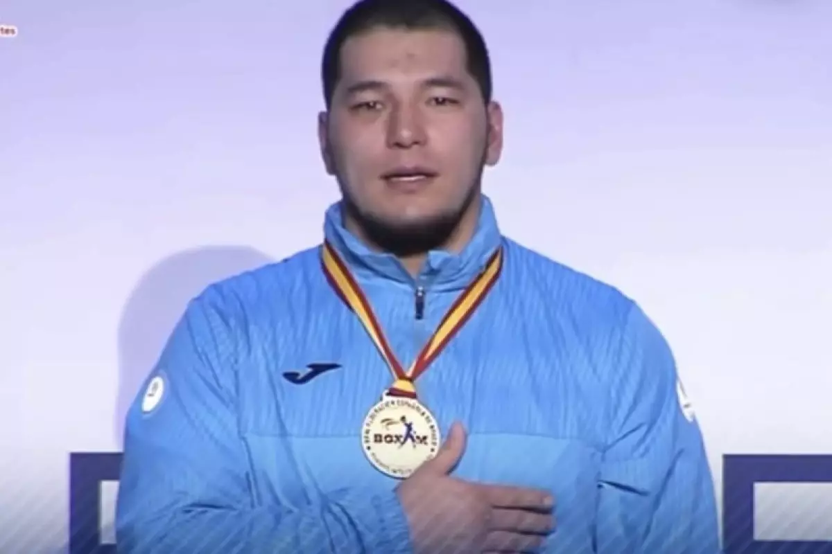 Әнұран тоқтап қалған: Қазақ боксшылары гимнді жанды дауыста айтып шықты (ВИДЕО)