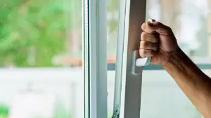 Жамбыл облысында әйел екі баласын терезеден лақтырып жіберген