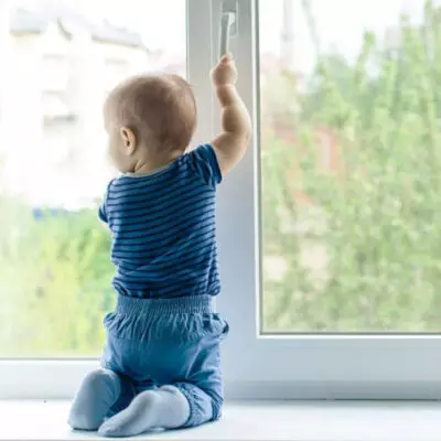 В Таразе мать выбросила двух детей из окна пятого этажа