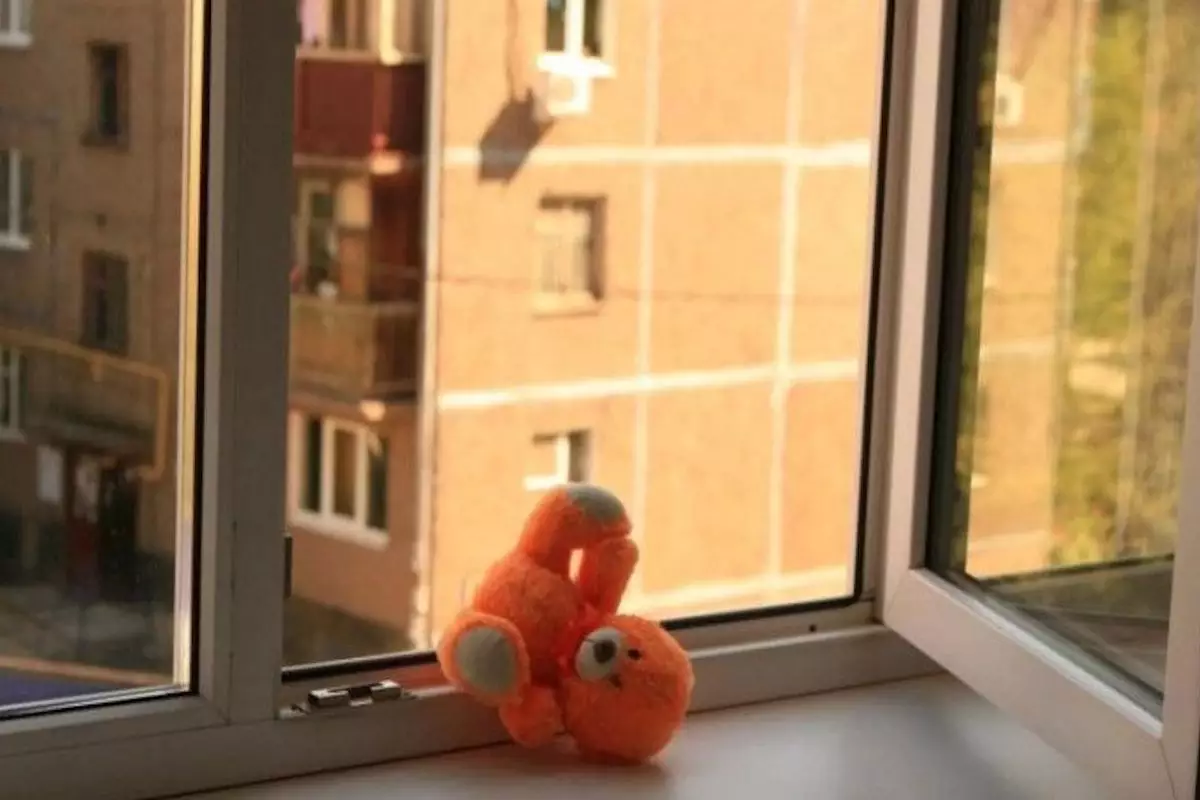 Мать выбросила двоих детей из окна в Жамбылской области