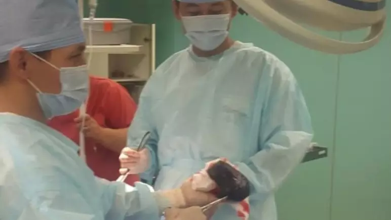 "Балалық әдет үлкен қауіпке айналды": Бойжеткеннің асқазанынан жұдырықтай шаш түйіні алынды