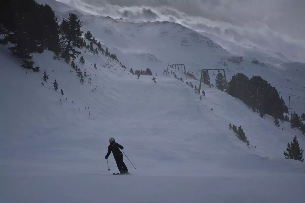 Девушка сорвалась в ущелье во время катания на лыжах в Кыргызстане