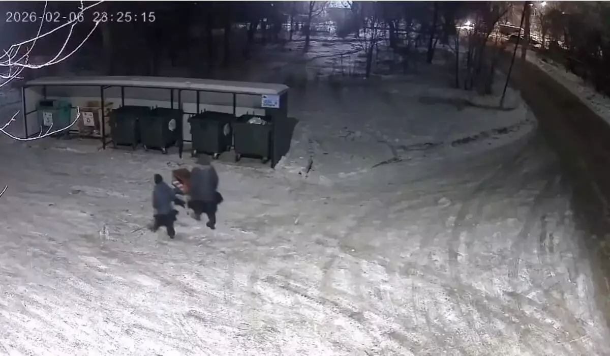 Вынесшего мусор на тележке мужчину наказали в Актобе (ВИДЕО)