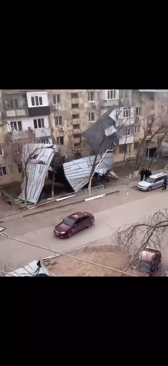 Қонаевта жойқын жел үйлердің шатырын жұлып әкетті