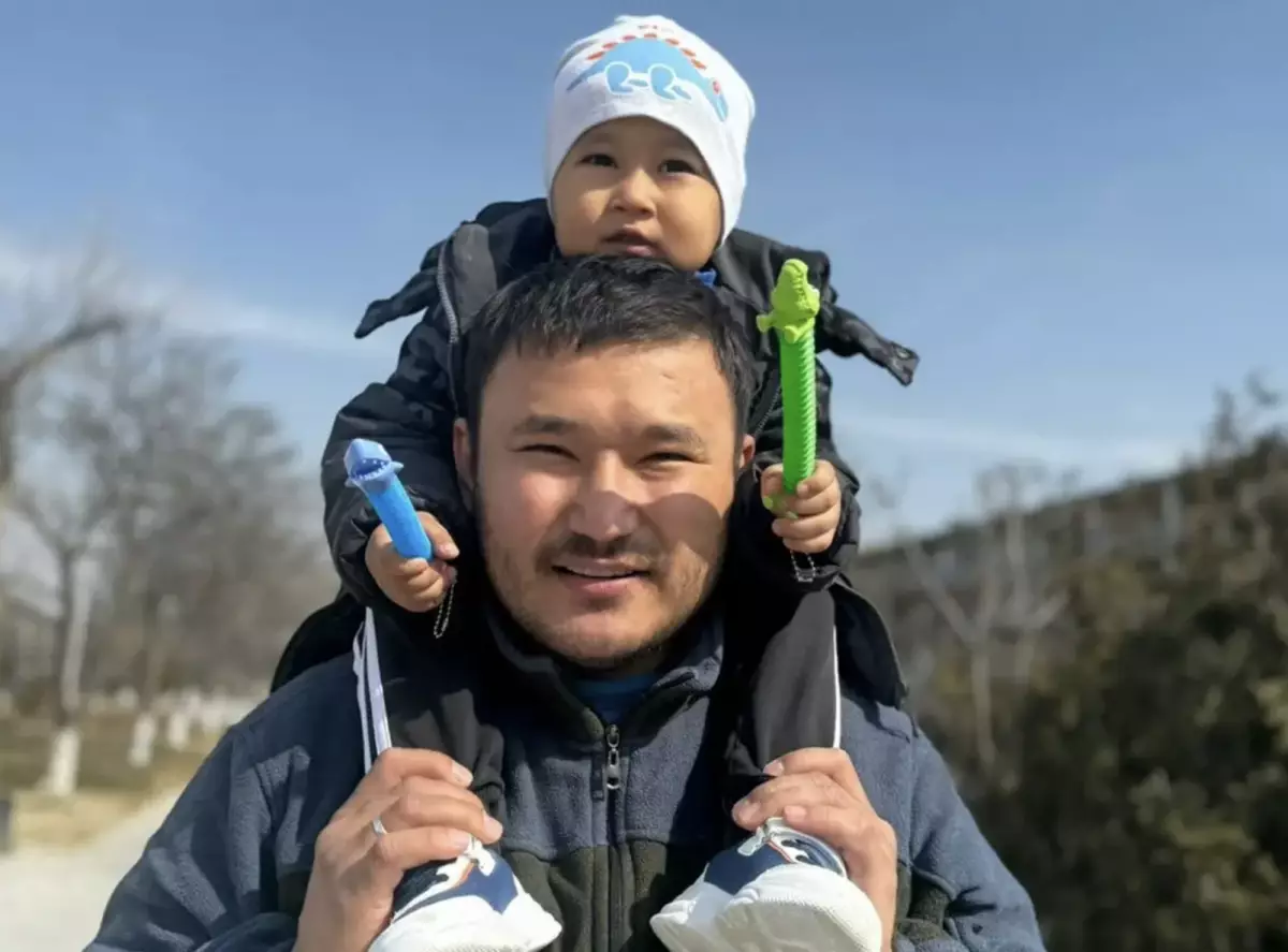 Сменил профессию, но не призвание: парикмахер вытащил мужчину с инвалидностью из огня в Актау