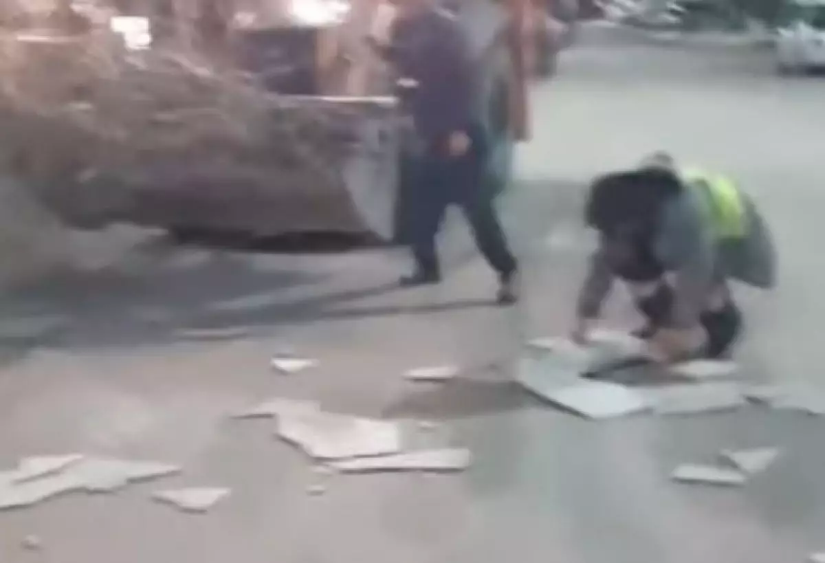 Ветер сорвал крыши и обесточил микрорайоны в Конаеве (ВИДЕО)