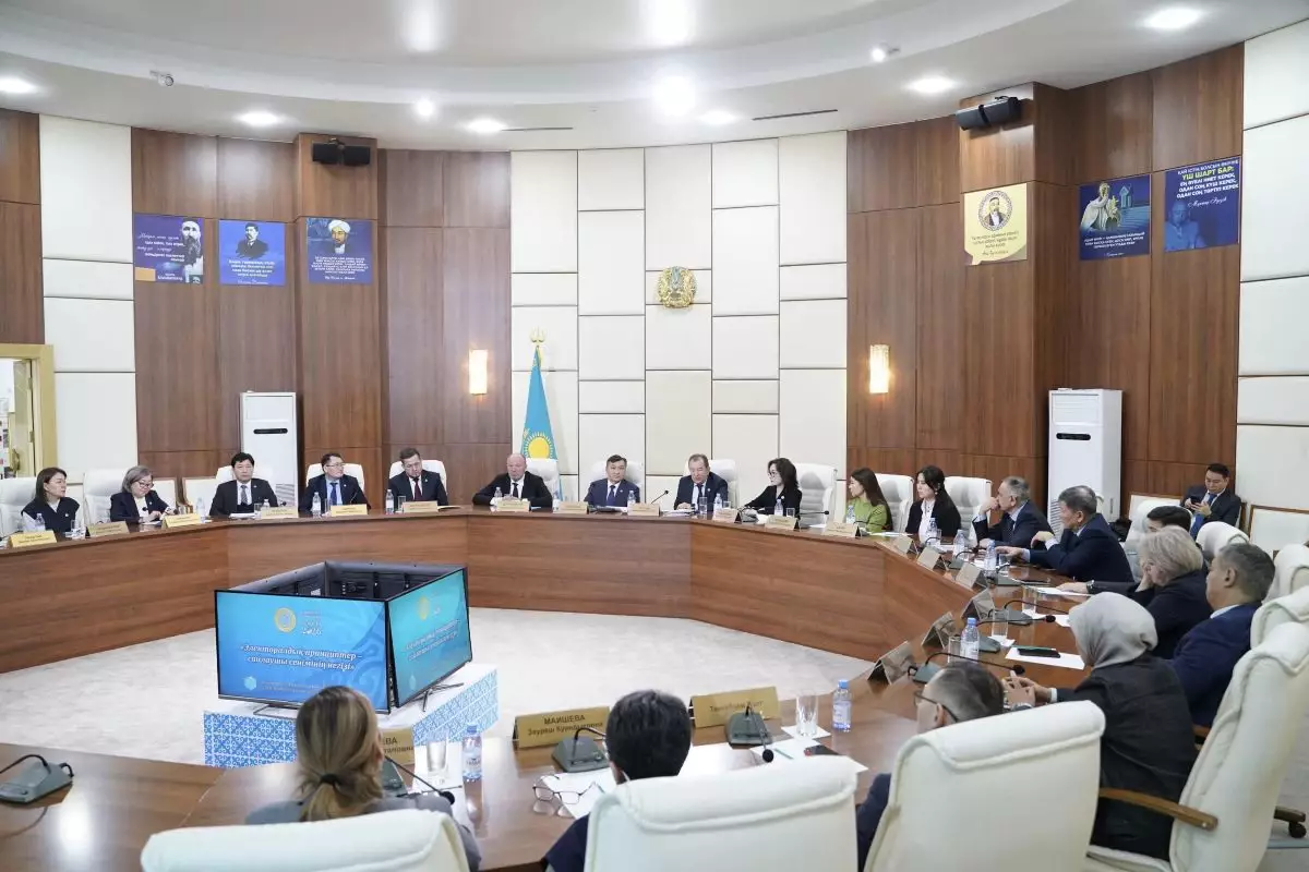 "Кәсібилік – сенім негізі": Астанада Дүниежүзілік сайлау күніне орай сайлау жүйесін дамыту мәселелері талқыланды