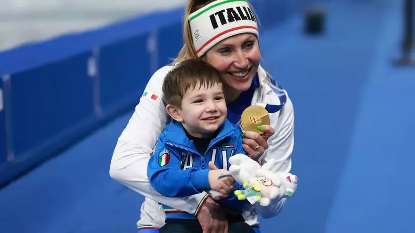 «Бірден ұлын құшақтады»:  Миландағы қысқы Олимпиададағы жүрек жылытар оқиғалар