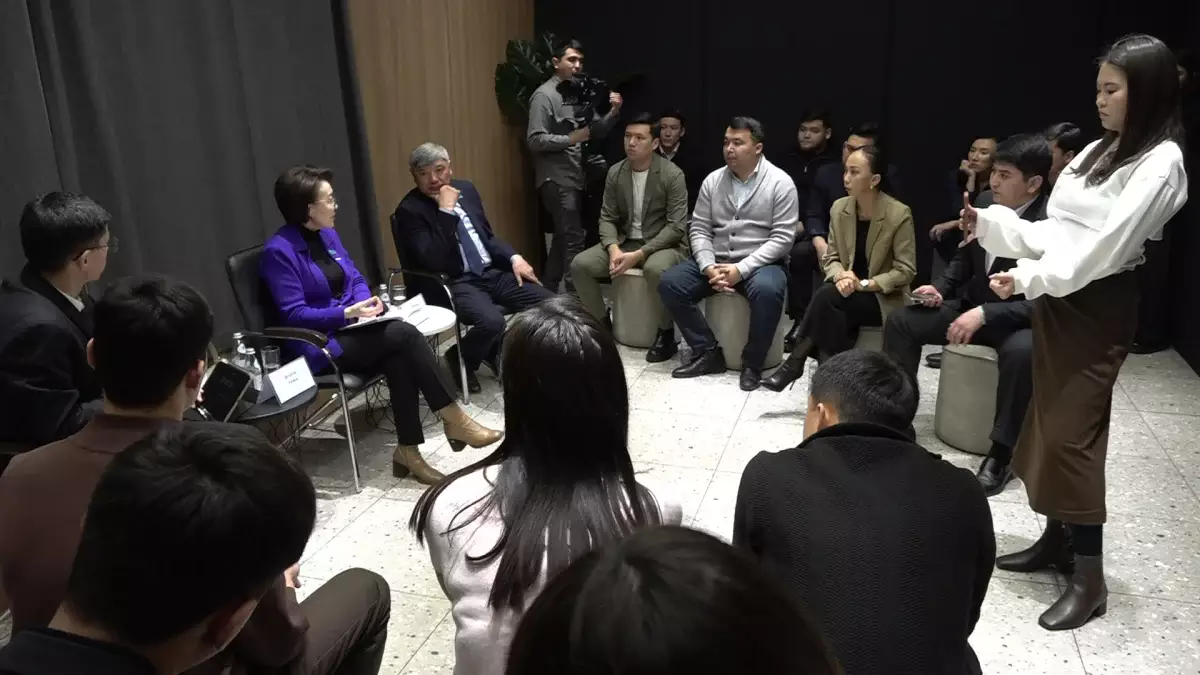 Алматылық жастар жаңа Конституция жобасын қолдады