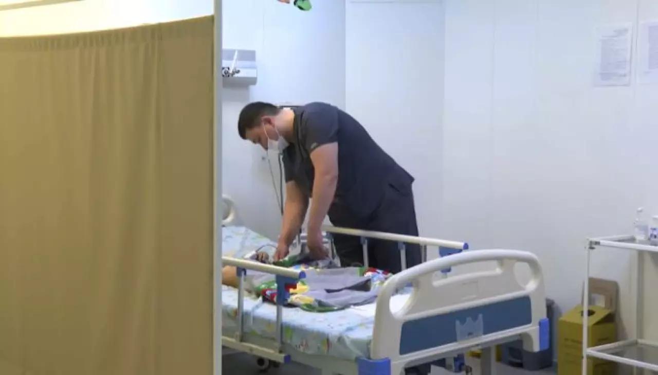 Мать выбросила из окна двух детей в Таразе