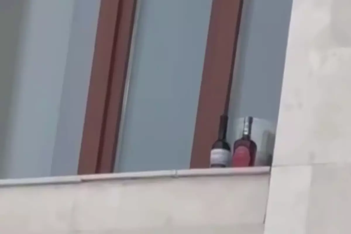 Скандал в Семее: на окне прокуратуры заметили бутылки из‑под алкоголя