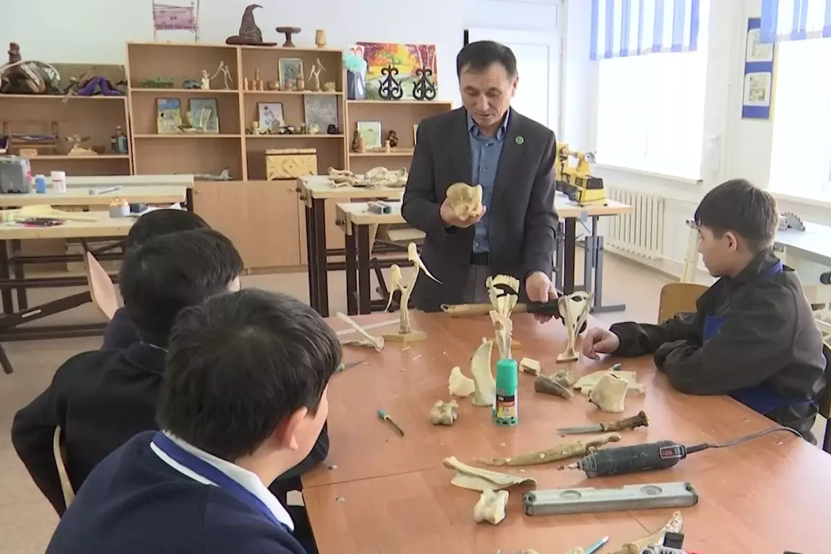 Ремесло по наследству: учитель технологии возрождает резьбу по кости