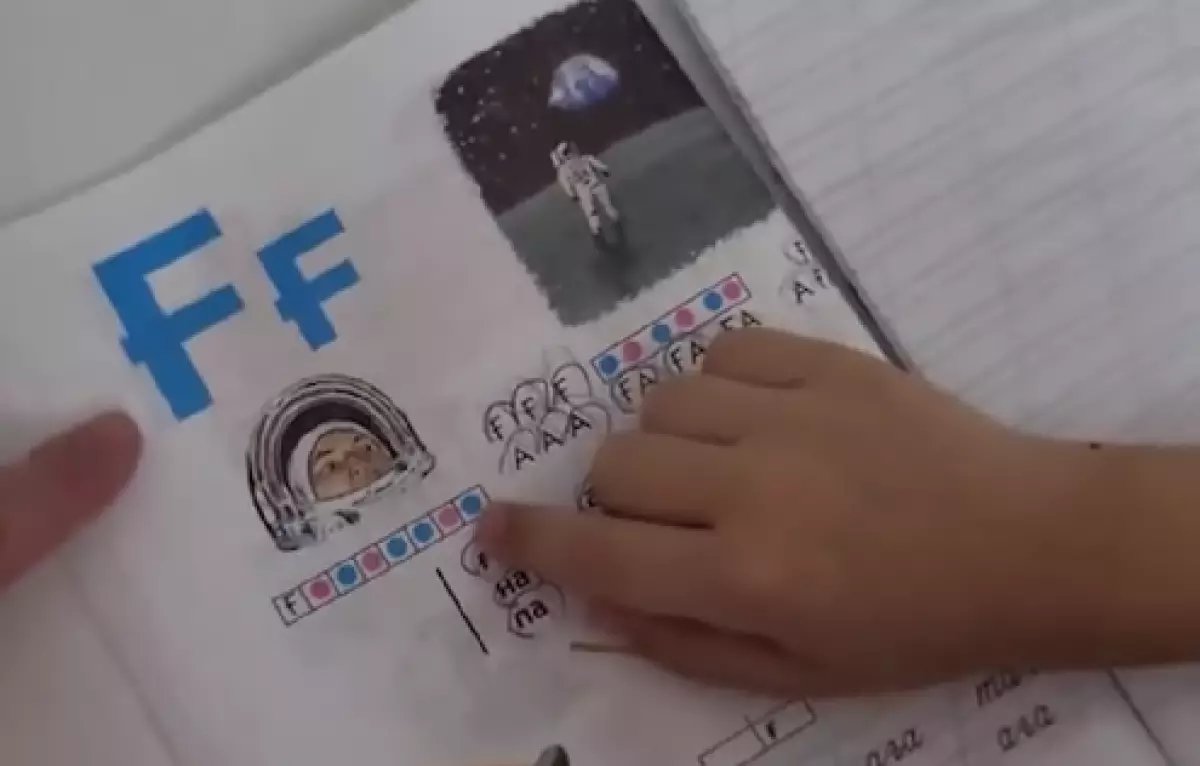 "Ғағарин по-казахски": мама помогала с уроками и стала героем Казнета