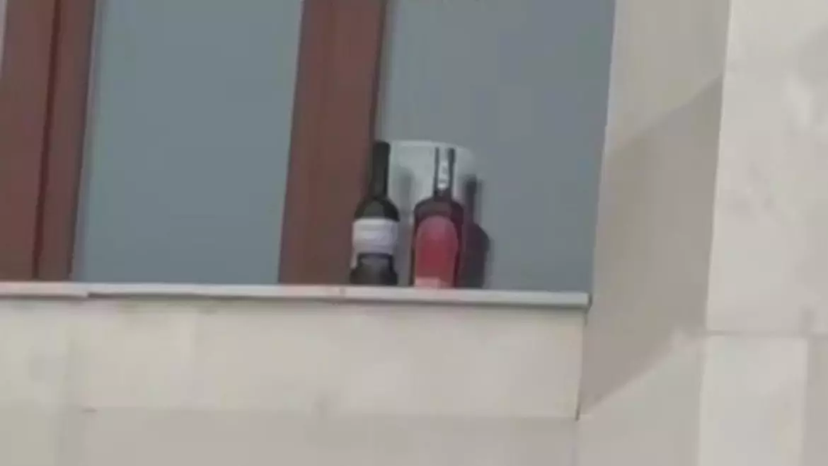 Прокуратура ғимаратының терезесіндегі бөтелкелер қоғамда резонанс тудырды