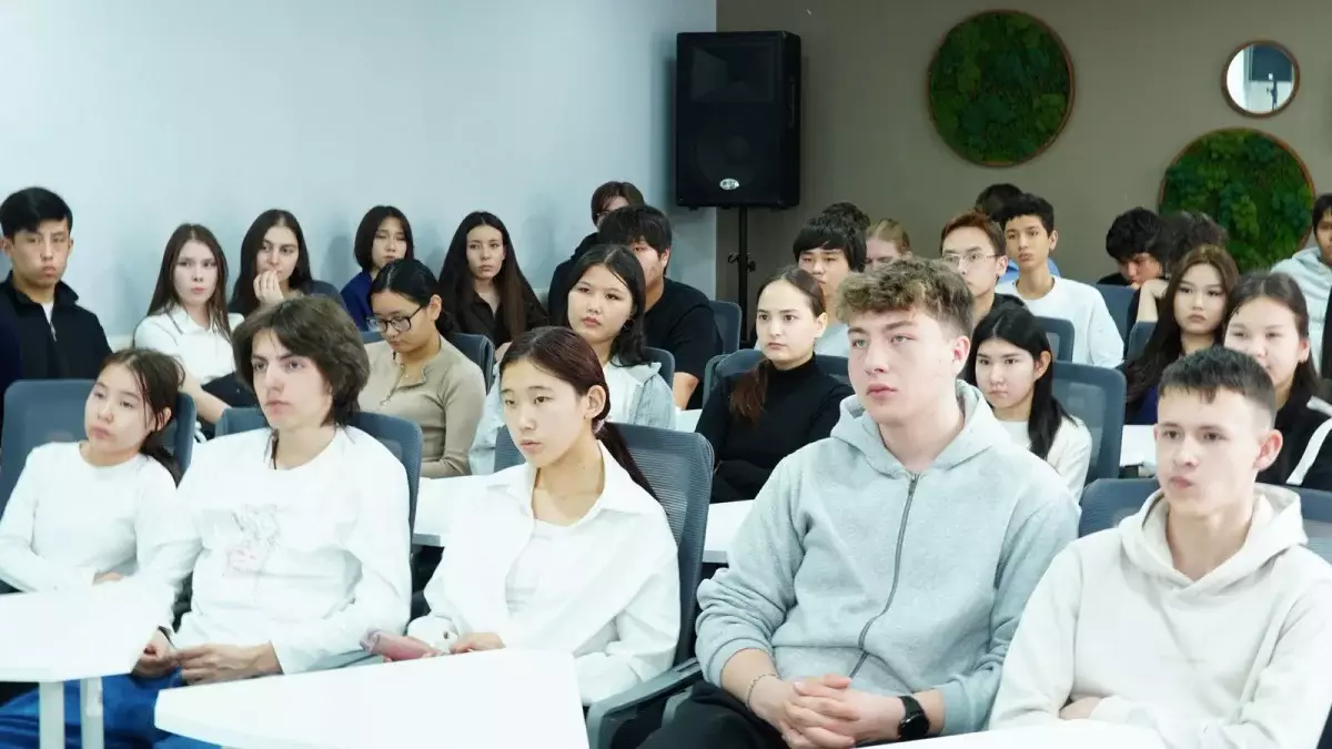 «Заң мен тәртіп»: Алматыда студенттермен киберқауіпсіздік мәселелері талқыланды