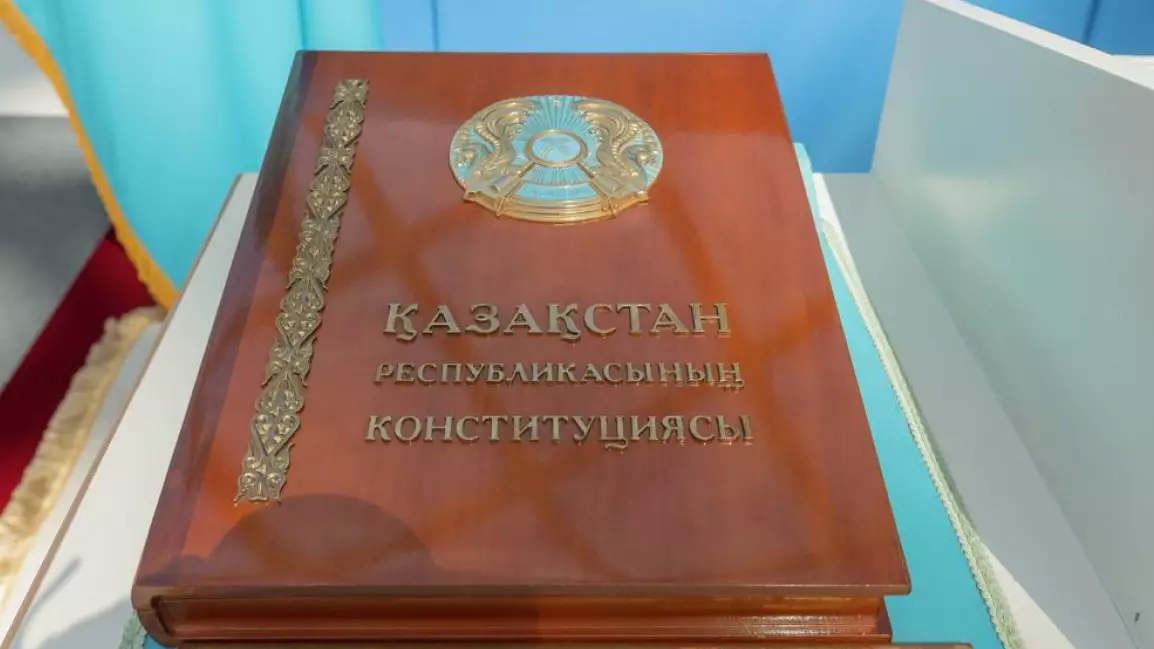 «Тең» сөзі «қатар» деп ауыстырылды: Жаңа Конституция жобасының 9-бабына өзгеріс енгізілді