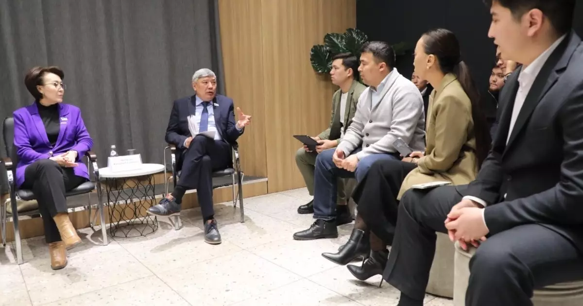  Алматы жастары жаңа Конституция жобасына қолдау білдірді 