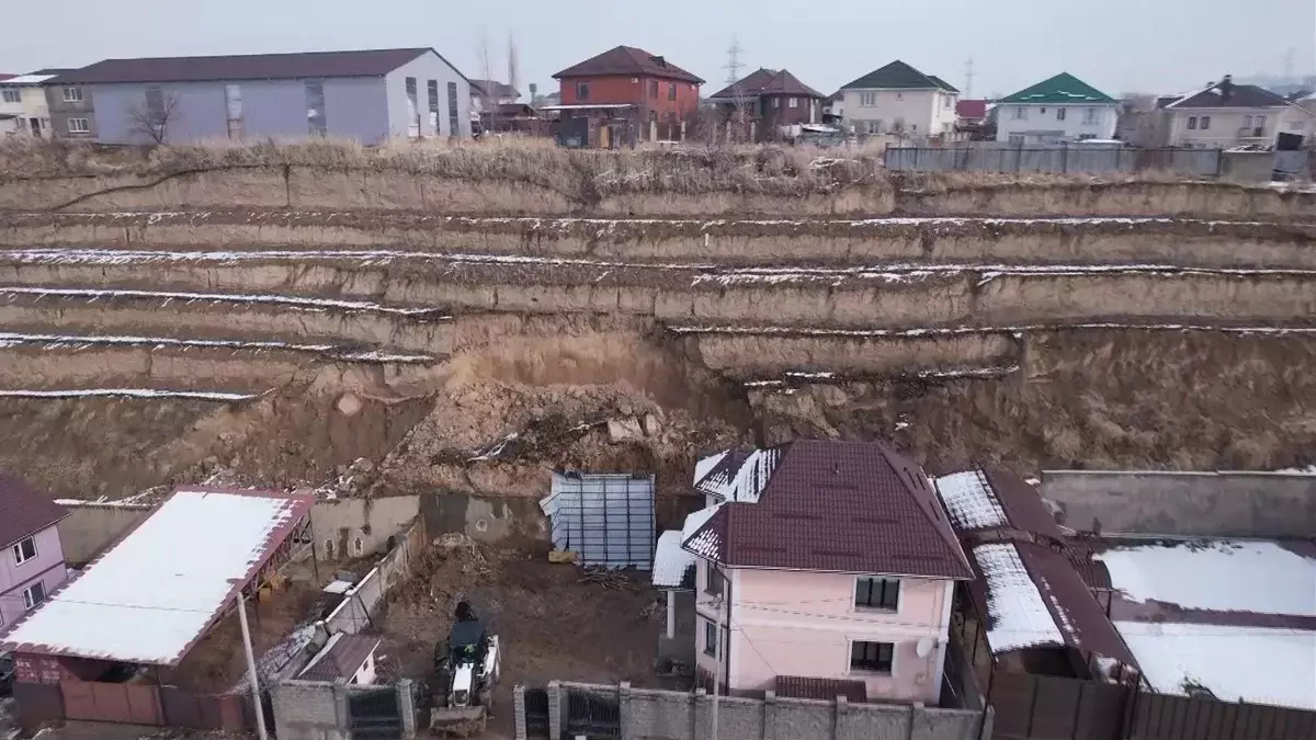 В селе Бесагаш Алматинской области сошел оползень и накрыл дворы частных домов