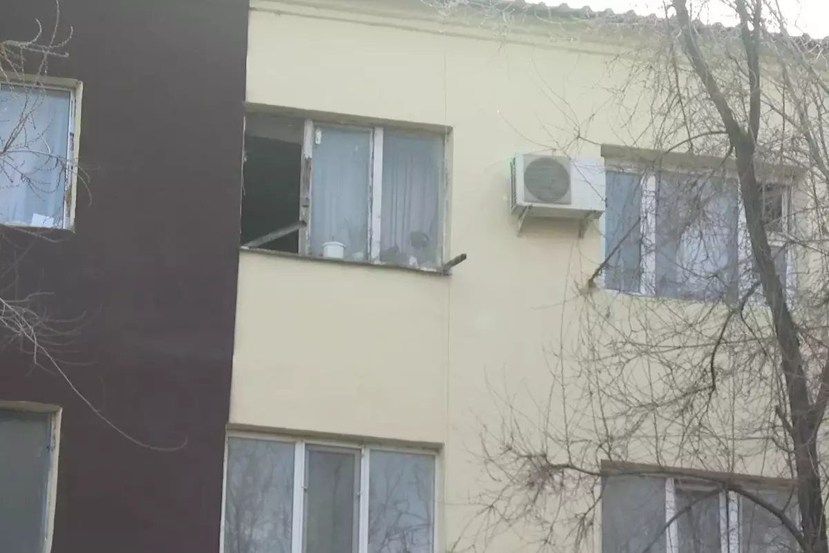 Женщину, выбросившую детей из окна пятого этажа, поместили в ИВС