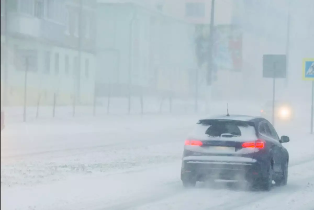 Массовое закрытие дорог в Казахстане: непогода парализовала движение