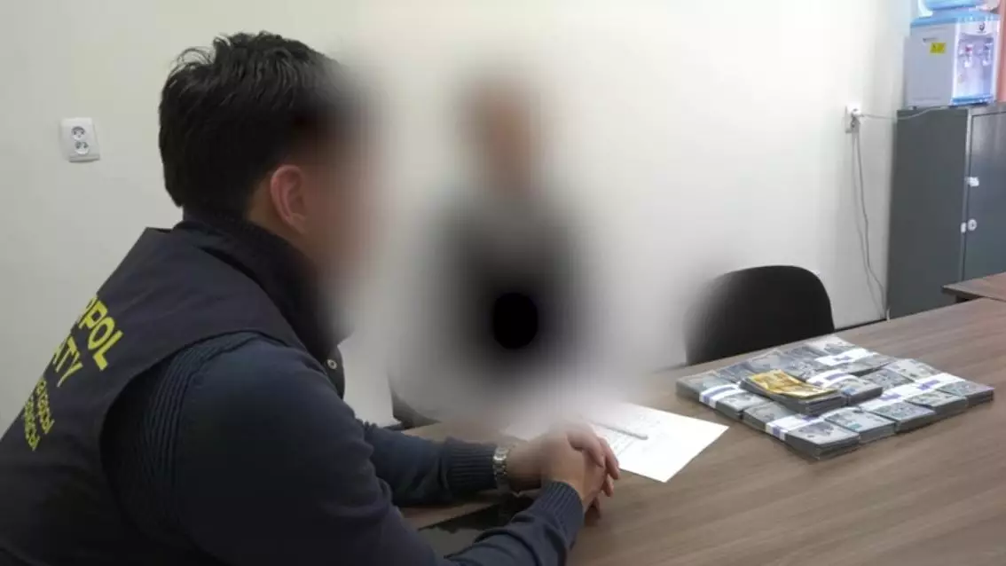 Курьерге чемодан толы ақша беріп жіберген: Алматы тұрғынының 20 миллионы қайтарылды