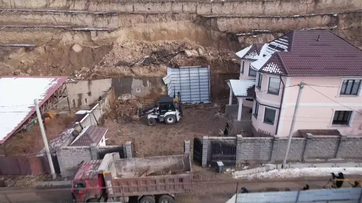 Топырақ көшкіні: Бесағаш ауылында бірнеше отбасы қауіпсіз жерге көшірілді