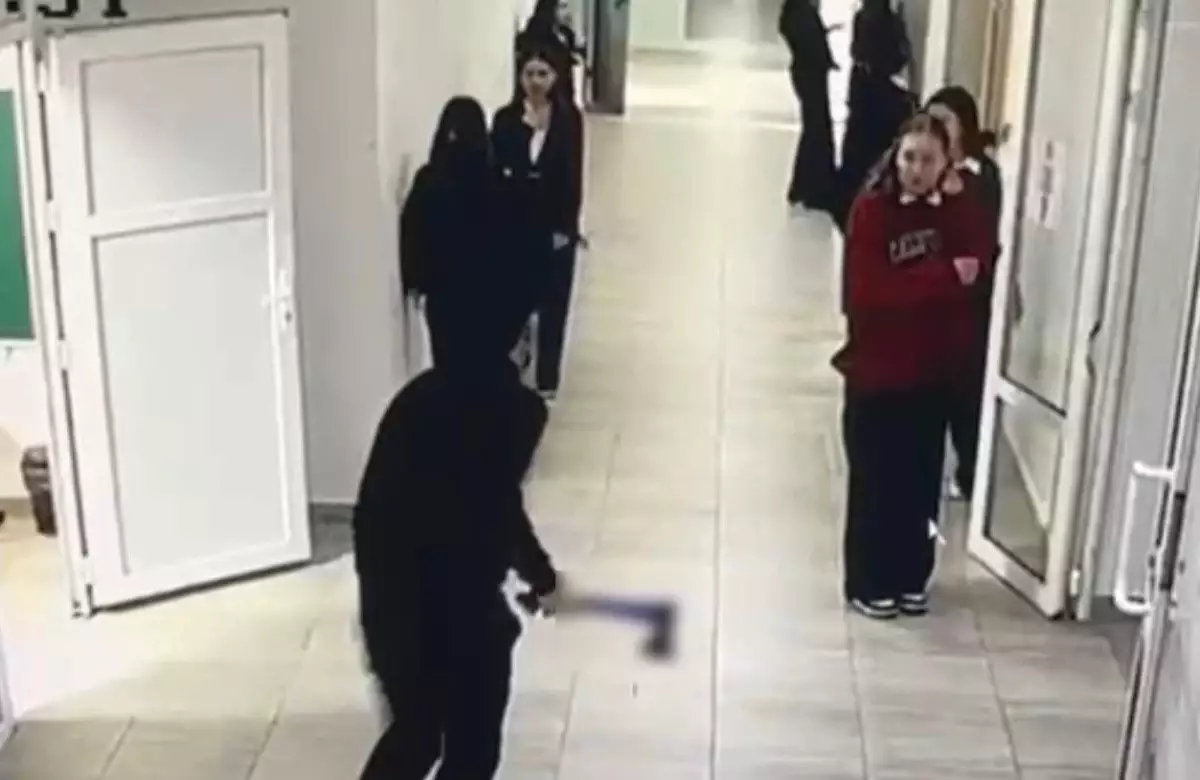 Құлсарыда сыныптастарын балтамен қуған оқушы үйқамаққа жіберілсе де, мектепке баруына рұқсат берілді