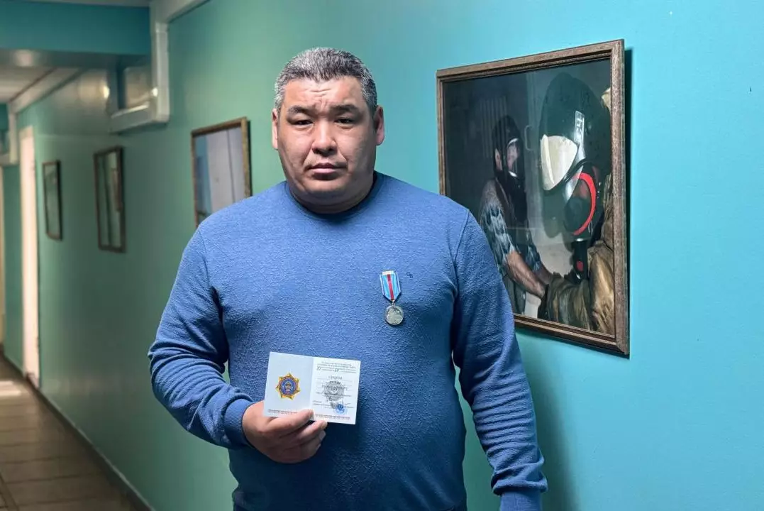 Спасший детей из горящего дома педагог из ВКО награждён медалью