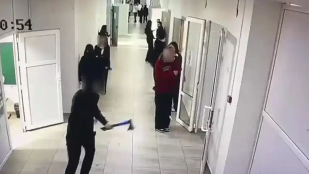 Напавший на сверстников ученик в Кульсары вернулся в школу — СМИ
