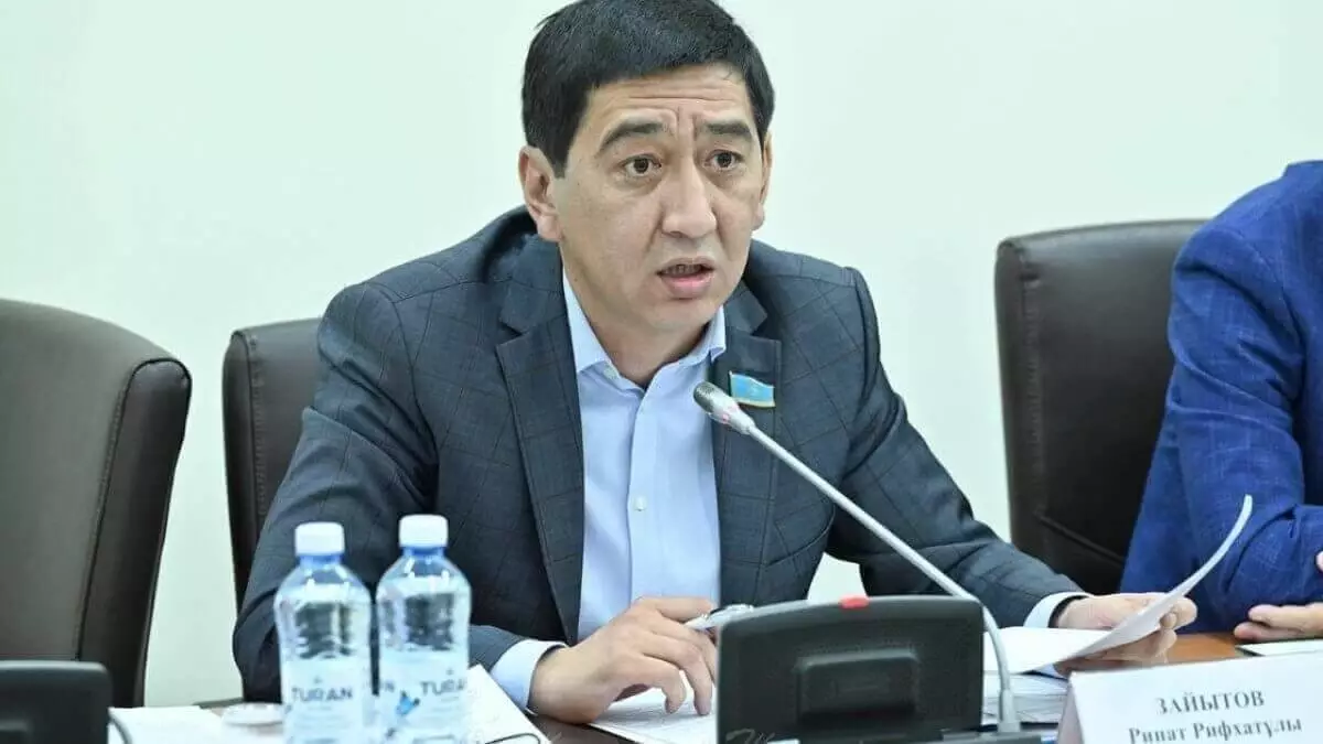 «Мемлекеттік тілмен еш тіл тең емес, қатар ғана»: Ринат Зайытов Ата Заңға енгізілген өзгеріс туралы пікірін білдірді
