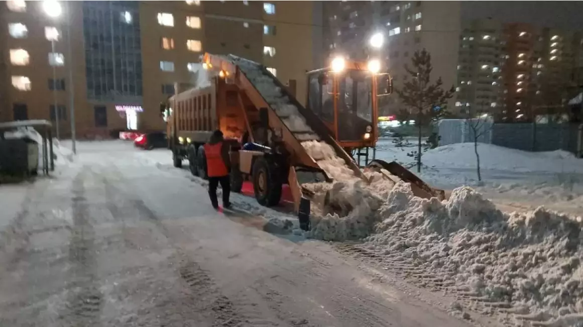 Астанада түнгі уақытта қар күреуге 1700-ге жуық арнайы техника жұмылдырылды