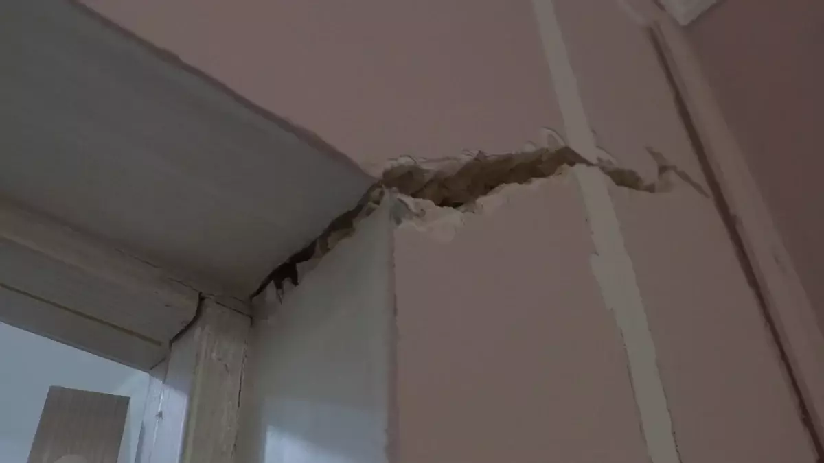 Атырауда мемлекеттік бағдарламасы аясында салынған баспаналардың сапасы сын көтермейді