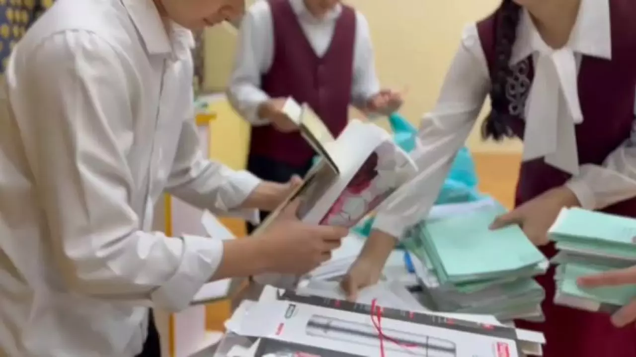 Школьники Рудного собирают макулатуру