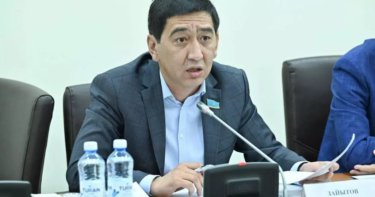  `Мемлекеттік тілмен еш тіл тең емес, қатар ғана`: Ринат Зайыт Конституцияға енгізілген өзгеріс туралы айтты 