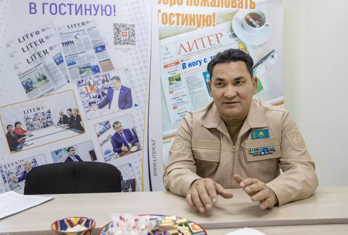 Нам песня служить помогает