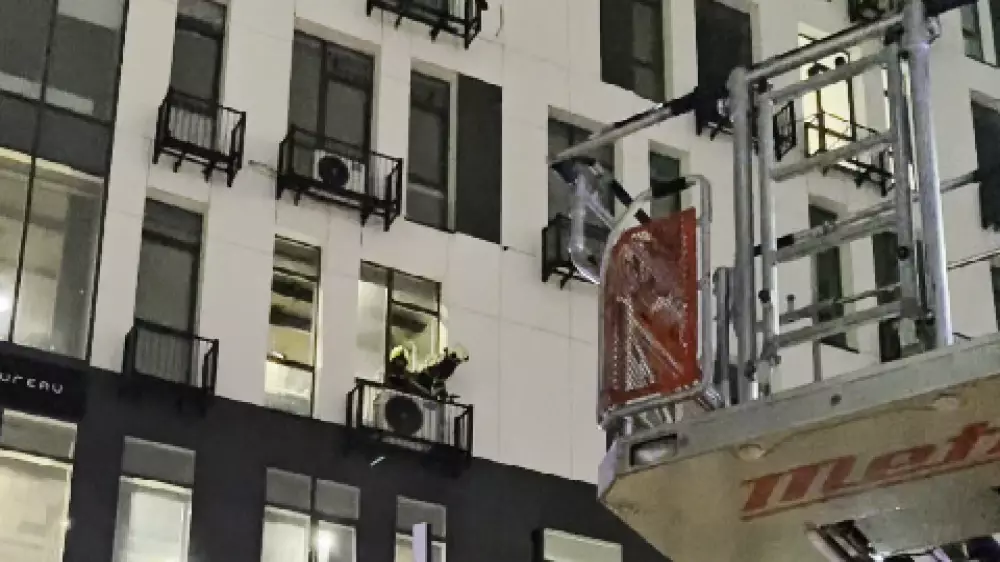 Жилой комплекс загорелся на левом берегу в Астане